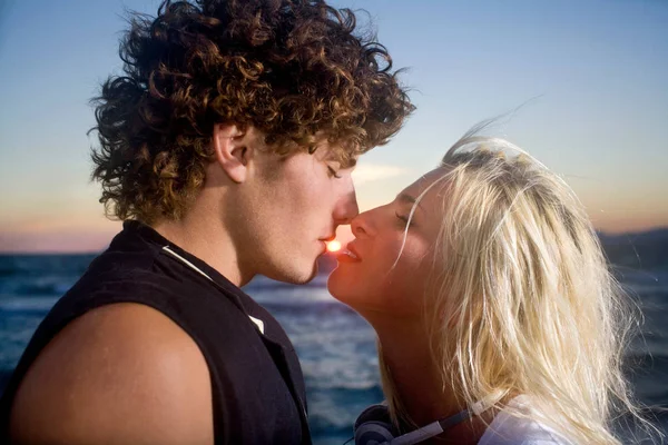 Sexiga Unga Cple Kyss Vid Solnedgången — Stockfoto