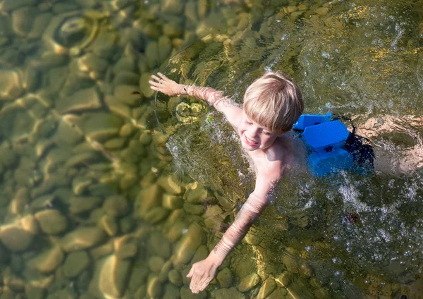 Niño Nadando Con Cinturón Natación — Foto de Stock