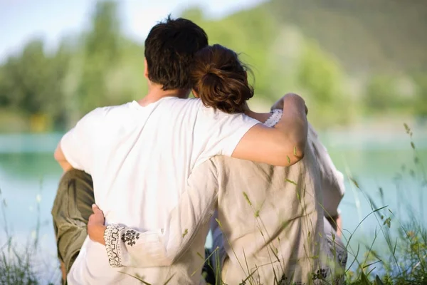 Casal Romântico Abraçando Enquanto Sentado Perto Lago — Fotografia de Stock