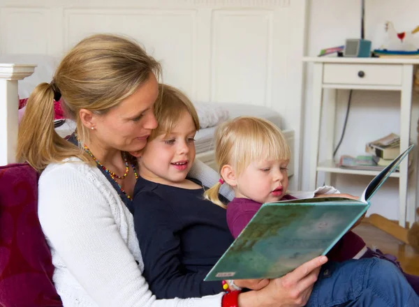 Mãe Leitura Para Crianças Quarto — Fotografia de Stock