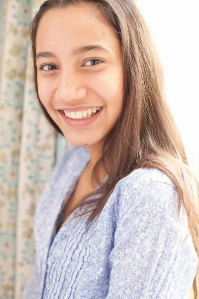 Portrét Dospívající Dívka Úsměvem — Stock fotografie