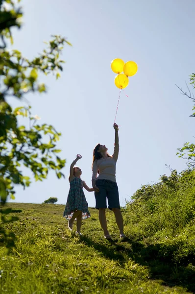 Vrouw Kind Kijken Naar Ballonnen — Stockfoto