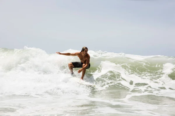 Guy Surfeando Ola —  Fotos de Stock