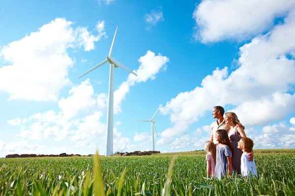 Famiglia Guardando Turbine Eoliche — Foto Stock