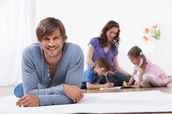 Sonriente Hombre Familia Alfombras Fondo —  Fotos de Stock