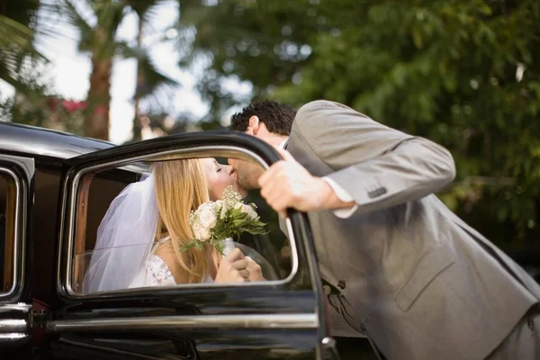 Beijar Casal Nupcial Perto Carro Retro — Fotografia de Stock