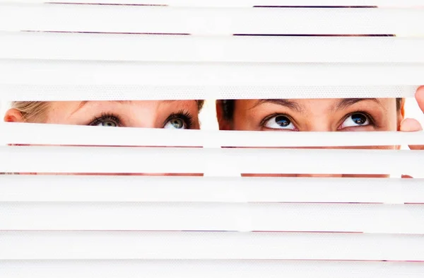 Twee Vrouwen Kijken Blinds — Stockfoto