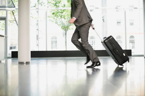 Imagen Recortada Del Hombre Con Maleta Tratando Coger Vuelo — Foto de Stock