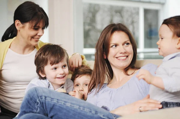 Família Sentados Sofá Juntos — Fotografia de Stock