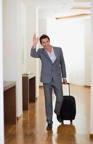 Muž Přijíždějící Hotelu — Stock fotografie