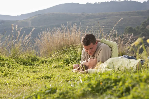 Young Caucasian Loving Couple Lying Field — Stock Photo, Image