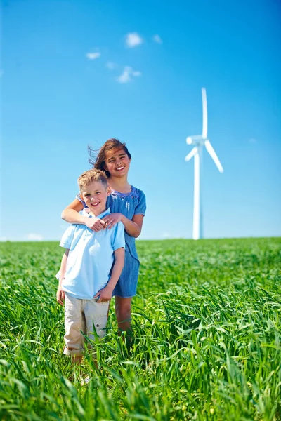 Fata Baiatul Turbina Eoliana Fotografie de stoc