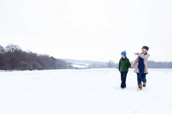Babcia Jej Wnuk Chodzenie Zimą — Zdjęcie stockowe