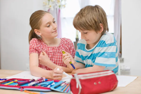 Pequeño Lindo Caucásico Chico Chica Haciendo Tarea Juntos —  Fotos de Stock