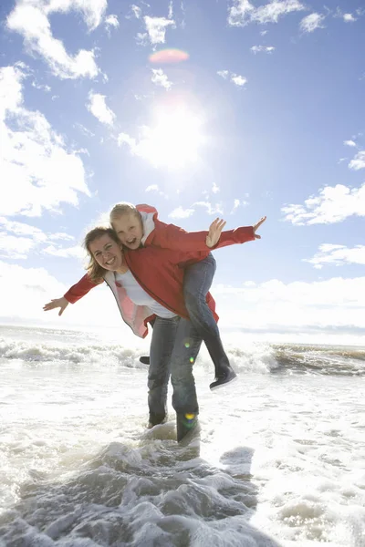 Mutter Und Tochter Bei Strand Huckepack Fahrt — Stockfoto