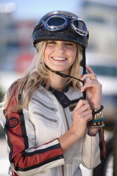 Mulher Loira Motociclista Sorrindo — Fotografia de Stock