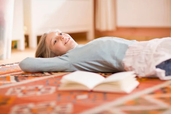 Pouco Caucasiano Bonito Menina Sonhando Deitado Chão — Fotografia de Stock