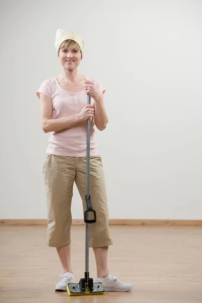 Smiling Woman Holding Mop — Stock Photo, Image