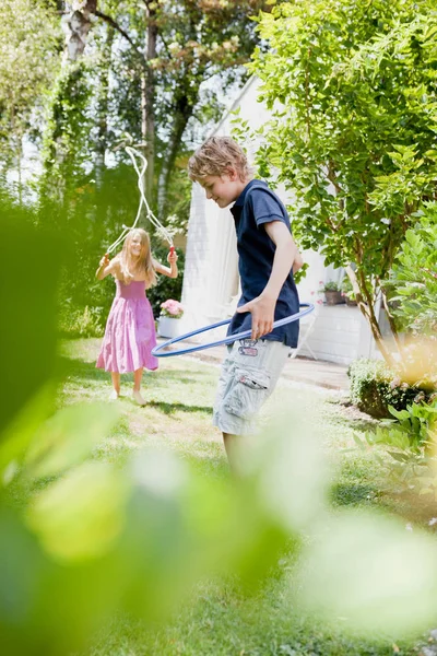 Zwei Kinder Beim Sport Garten — Stockfoto