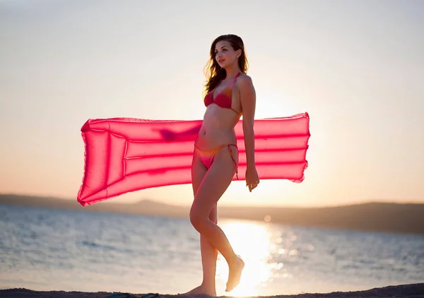 Frau Mit Schlauchboot Strand — Stockfoto