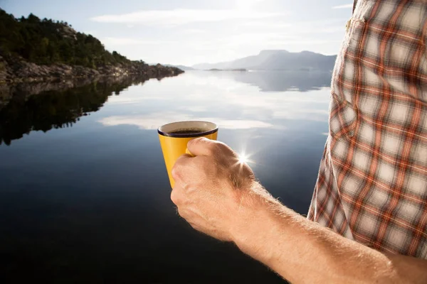 Muž Kávou Moři Hory — Stock fotografie