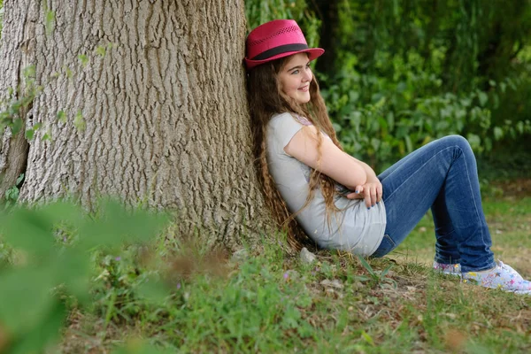 Молодая Довольно Белая Девочка Подросток Розовой Шляпе Сидит Дереве — стоковое фото