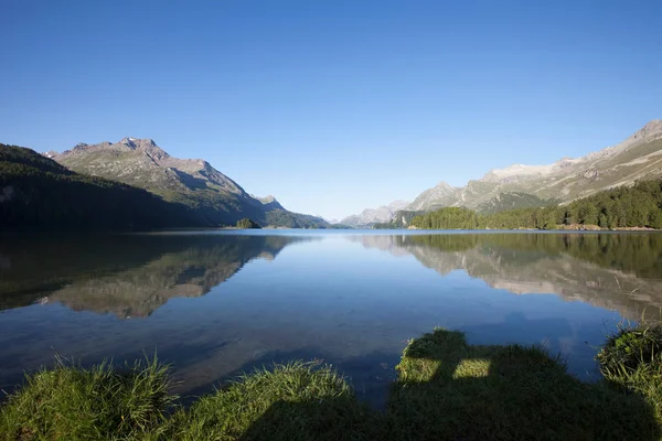 瑞士阿尔卑斯山环绕的湖泊 — 图库照片