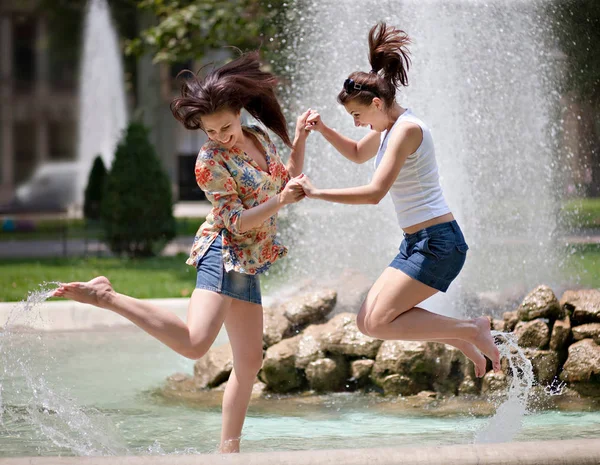 Jovens Mulheres Salpicando Uma Fonte — Fotografia de Stock