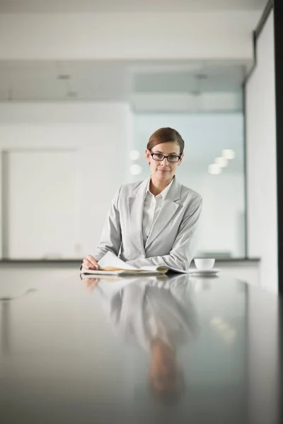 Adulto Exitoso Atractivo Mujer Negocios Sentado Mesa — Foto de Stock