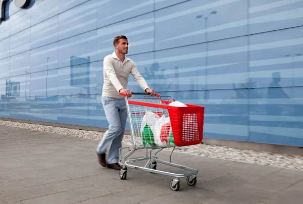 Hombre Con Carrito Compra Carro Contra Centro Comercial —  Fotos de Stock