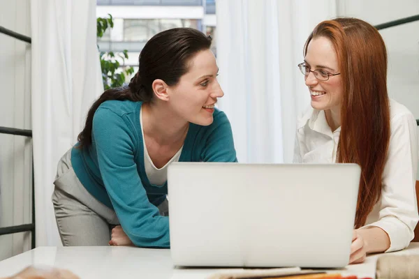 Dos Caucásicas Atractivas Mujeres Sonriendo Uno Otro Detrás Computadora Portátil — Foto de Stock