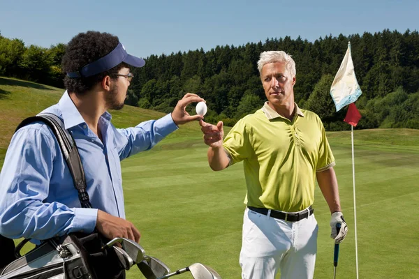 Africká Americká Caddy Dává Vejce Jiný Golfista Golfovém Hřišti — Stock fotografie