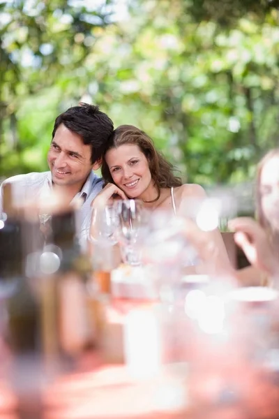 Couple Assis Sur Une Table Fête — Photo