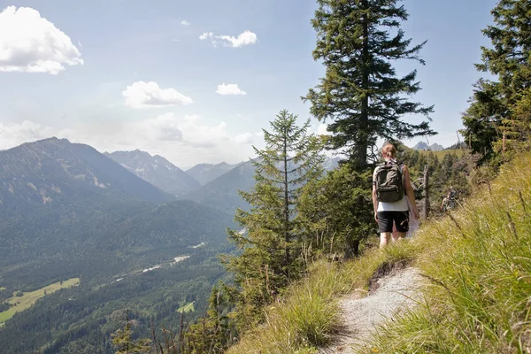 Vista Posteriore Della Donna Con Zaino Sfondo Cielo Blu Nuvoloso — Foto Stock