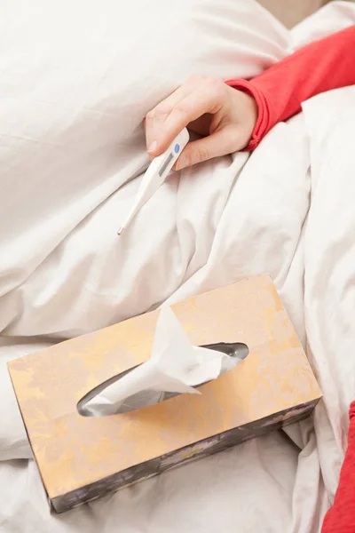 Περικομμένη Εικόνα Της Γυναικείας Χέρι Που Κρατά Θερμόμετρο Στο Κρεβάτι — Φωτογραφία Αρχείου