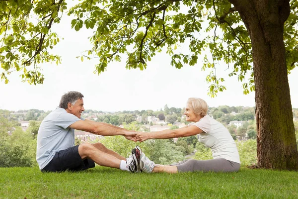 Senior Caucasian Couple Stretching Eachother Park — Stock Photo, Image