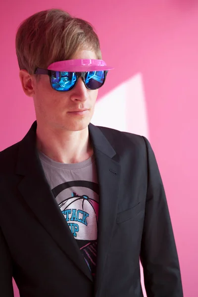 Kaukasischer Schöner Junger Mann Mit Sonnenbrille Steht Vor Pinkfarbener Wand — Stockfoto