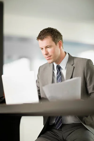 Hombre Trabajando Cuaderno — Foto de Stock