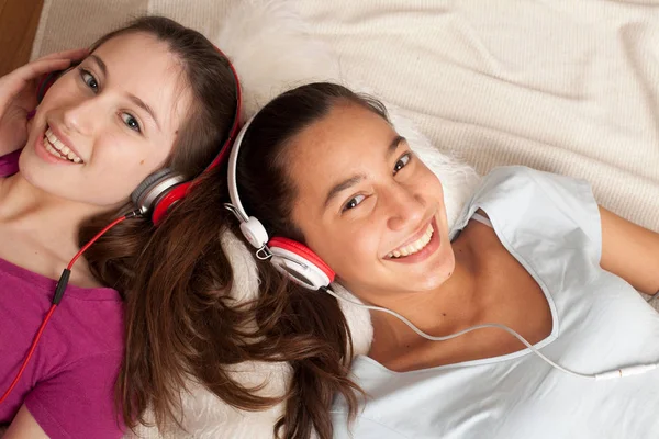 Chicas Adolescentes Escuchando Música Usando Auriculares — Foto de Stock