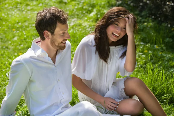 Jovem Atraente Multi Casal Étnico Divertindo Parque — Fotografia de Stock