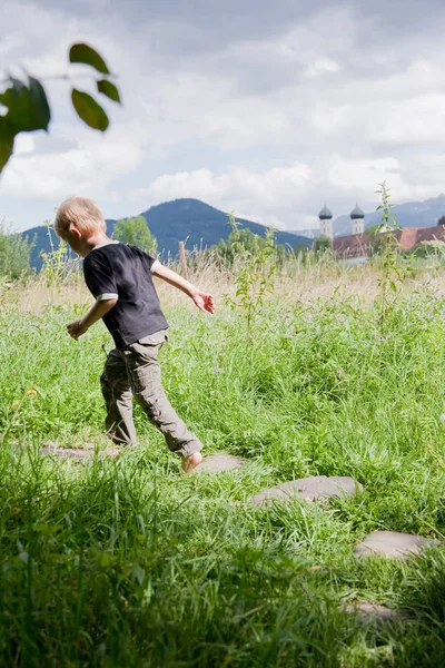 Junge Läuft Feld — Stockfoto