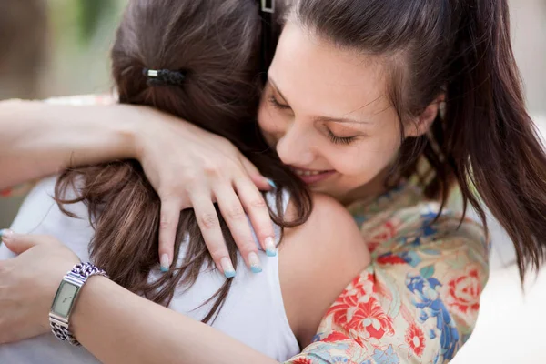 Feliz Las Mujeres Jóvenes Abrazando — Foto de Stock