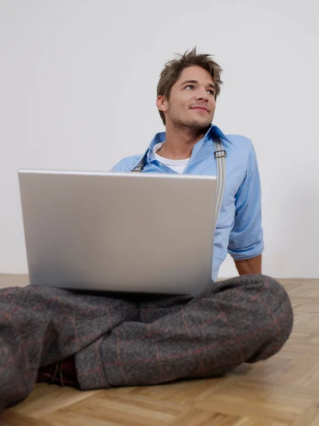 Jonge Man Met Laptop Lege Flat — Stockfoto
