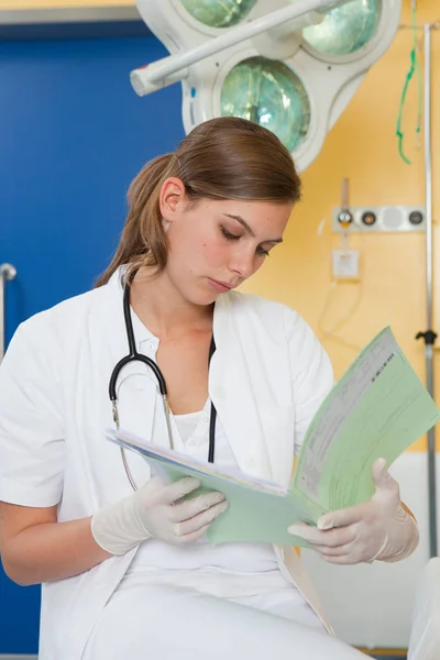 Enfermera Examinando Expediente Médico — Foto de Stock