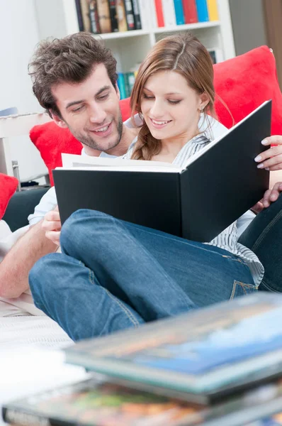 Couple Reading Together Book Sofa — Stock Photo, Image