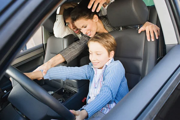 Chico Tratando Conducir Coche Los Padres — Foto de Stock