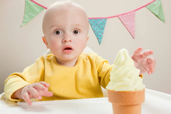 Bambino Che Raggiunge Gelato — Foto Stock