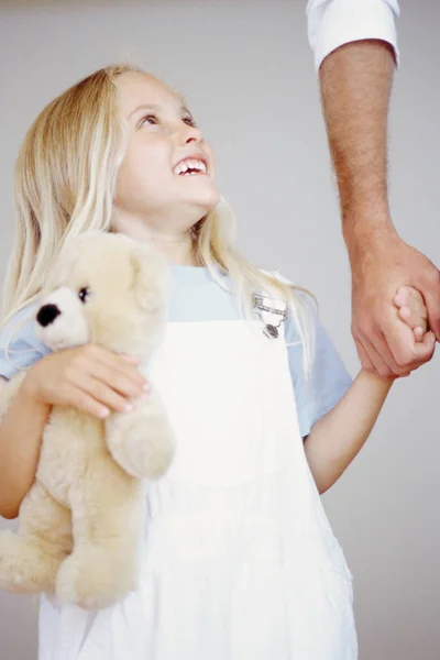 Menina Feliz Com Ursinho Pelúcia — Fotografia de Stock