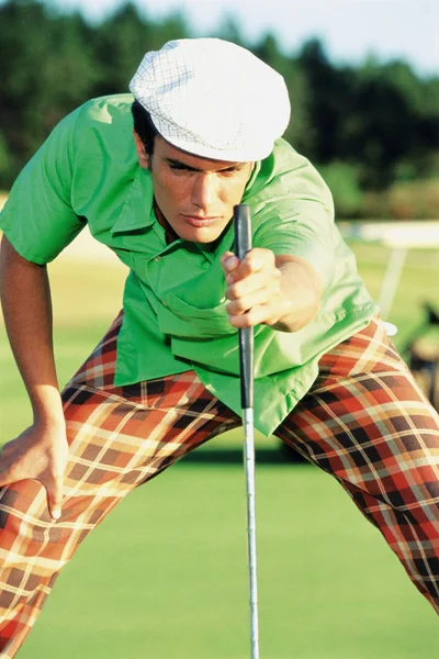 Muž Hraje Golf Hřišti — Stock fotografie
