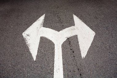 asfalt üzerinde ok işaretleri 